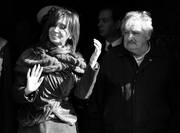 La presidenta argentina, Cristina Fernández, y el presidente uruguayo, José Mujica, ayer, durante la foto oficial de la reunión que sostuvieron en la estancia presidencial de Anchorena en el departamento de Colonia.