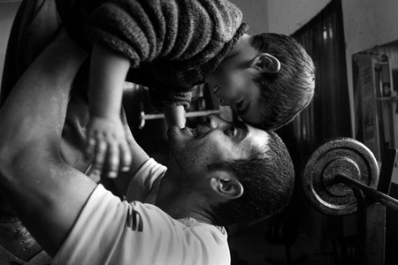 Víctor y Jair en el gimnasio, a donde acude tres veces por semana, 2010. · Foto: Ricardo Antúnez Víctor y Jair en el gimnasio, a donde acude tres veces por semana, 2010. · Foto: Ricardo Antúnez