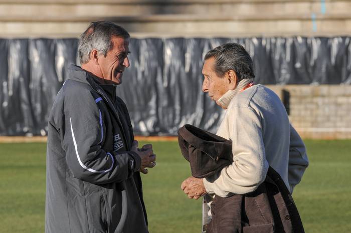 Óscar Washington Tabárez y Alcides Edgardo Ghiggia, durante un entrenamiento de Uruguay, en el estadio GWK, en Kimberley, el 19 de junio de 2010.  · Foto: Sandro Pereyra