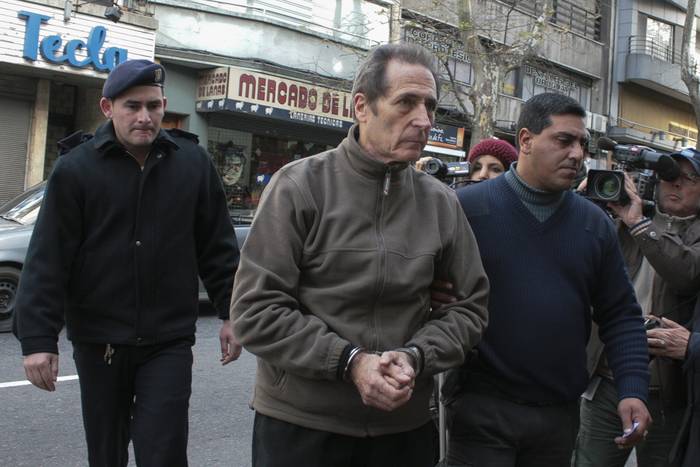 El ex canciller de la dictadura, Juan Carlos Blanco conducido a juzgado en la investigación sobre el secuestro de Anatole y Victoria Julien, el 21 de junio de 2010. · Foto: Victoria Rodríguez