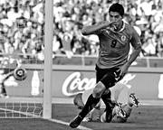 Luis Suárez, de Uruguay, y el golero mexicano Óscar Pérez, ayer, en el partido del grupo A del Mundial Sudáfrica 2010, en el estadio Royal Bafokeng, en Rustemburgo, Sudáfrica. 