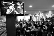 Uruguayos observan el partido de su selección nacional ante México por televisión en un café de Montevideo.