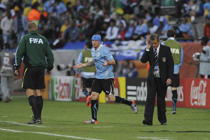 Martin Hansson, cuarto árbitro, Diego Pérez, y Óscar Washington Tabárez, durante el partido Uruguay - México, en el estadio Royal Bafokeng Sport Palace, el 22 de junio de 2010, en Rustenburg, Sudáfrica. · Foto: Sandro Pereyra