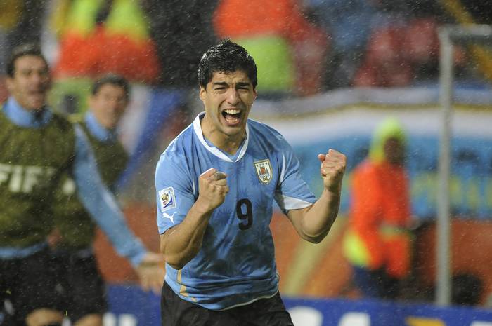 Luis Suárez, tras convertir el segundo gol de Uruguay ante Corea, el 26 de de junio de 2010, en el estadio Nelson Mandela, en Port Elizabeth/Bahía Nelson Mandela.  · Foto: Sandro Pereyra