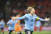 Diego Forlán, tras convertir el primer gol de Uruguay a Holanda, en el estadio Green Point, en Ciudad del Cabo, el 6 de julio de 2010. · Foto: Sandro Pereyra Diego Forlán, tras convertir el primer gol de Uruguay a Holanda, en el estadio Green Point, en Ciudad del Cabo, el 6 de julio de 2010. · Foto: Sandro Pereyra