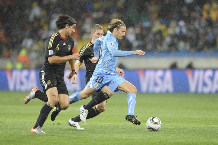 Diego Forlán, de Uruguay, y  Sami Khedira y Bastian Schweinstegerf, de Alemania, durante el partido por el tercer puesto de Sudáfrica 2010, en el estadio Nelson Mandela, en Porth Elizabeth, el 10 de julio.  · Foto: Sandro Pereyra