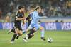 Diego Forlán, de Uruguay, y Sami Khedira y Bastian Schweinstegerf, de Alemania, durante el partido por el tercer puesto de Sudáfrica 2010, en el estadio Nelson Mandela, en Porth Elizabeth, el 10 de julio. · Foto: Sandro Pereyra Diego Forlán, de Uruguay, y Sami Khedira y Bastian Schweinstegerf, de Alemania, durante el partido por el tercer puesto de Sudáfrica 2010, en el estadio Nelson Mandela, en Porth Elizabeth, el 10 de julio. · Foto: Sandro Pereyra