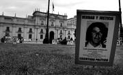 Familiares de ejecutados políticos instalan carteles de sus deudos frente al palacio La Moneda, en Santiago.