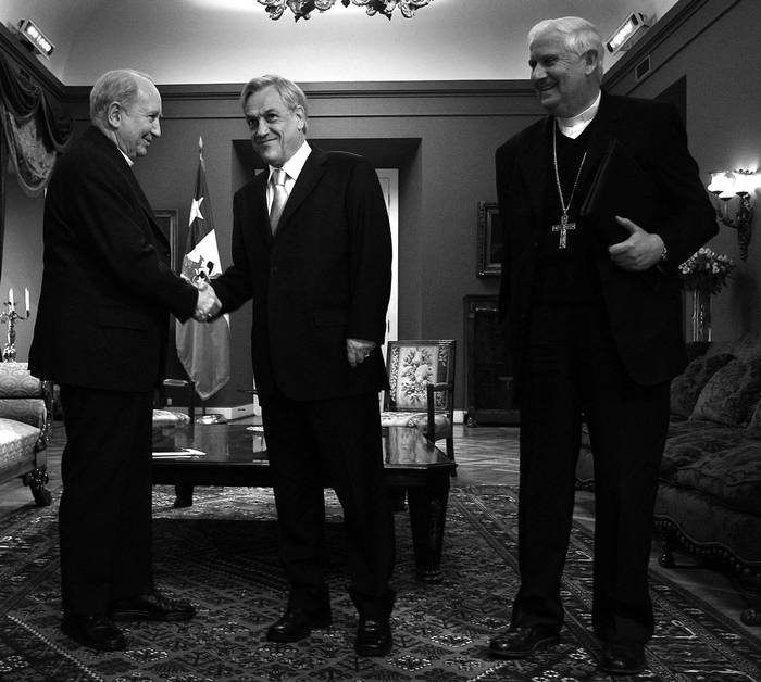 El arzobispo de Santiago, cardenal Francisco Javier Errázuriz, el presidente chileno, Sebastián Piñera, y el presidente de la Conferencia Episcopal, monseñor Alejandro Goic, ayer en el Palacio de La Moneda.
 · Foto: Efe, Dimitri Yerbatov