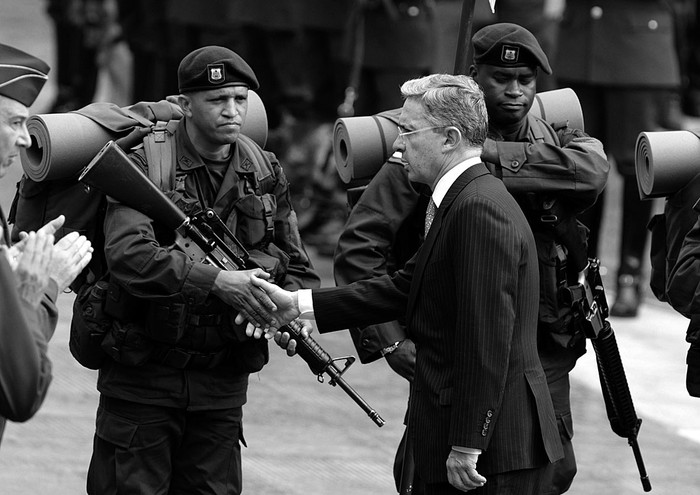 El presidente colombiano, Álvaro Uribe, saluda a un policía de las fuerzas especiales, en Bogotá, donde fue homenajeado a poco de finalizar su mandato. · Foto: Efe, Mauricio Dueñas