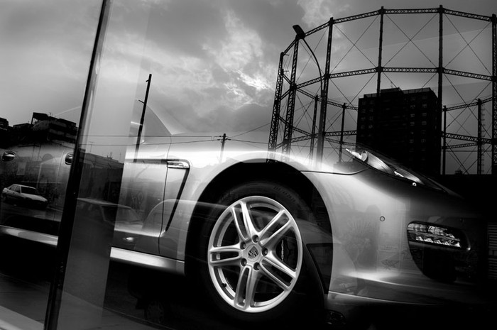 Porsche en la vidriera de una automotora. Montevideo, 2010. · Foto: Ricardo Antúnez