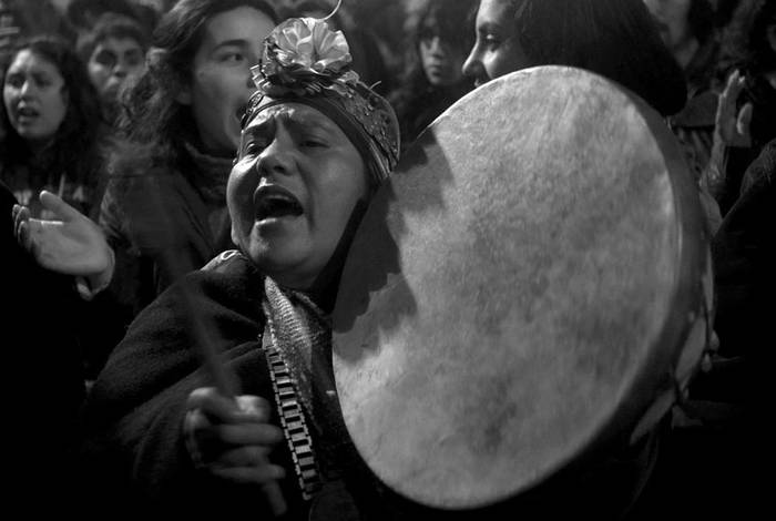 Una mujer mapuche participa en una marcha en protesta por el encarcelamiento de los 32 presos de ese pueblo en distintas cárceles y por el
fin de la actual ley antiterrorista y la no aplicación de la justicia militar, el miércoles, en Santiago de Chile.  · Foto: Efe, Claudio Reyes