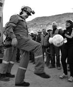  El minero Franklin Lobos domina el balón acompañado por su hija Carolina Lobos (d) tras ser rescatado en el yacimiento San José.