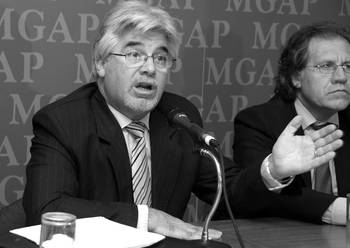 Tabaré Aguerre, en conferencia de prensa. Tabaré Aguerre, en conferencia de prensa.