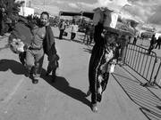 Tunecinos ingresan a su país por el paso fronterizo de Ras Jdir, entre Túnez y Libia. Unos 6.000 tunecinos residentes en Libia
abandonaron ese país ante la represión desatada por el líder libio, Muamar Gadafi. 

