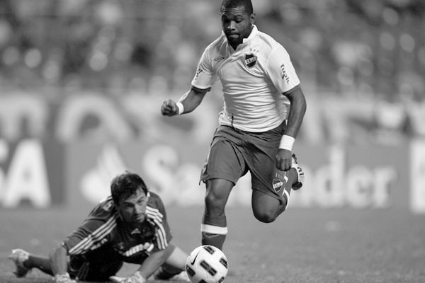  El guardameta del Fluminense Ricardo Berna disputa el balón con Santiago Garcia de Nacional durante el partido por la fase de grupos de la Copa Libertadores de América, ayer, en el estadio Engenhao de Río de Janeiro. El partido finalizó con empate sin goles. · Foto: Efe, Marcelo Sayao