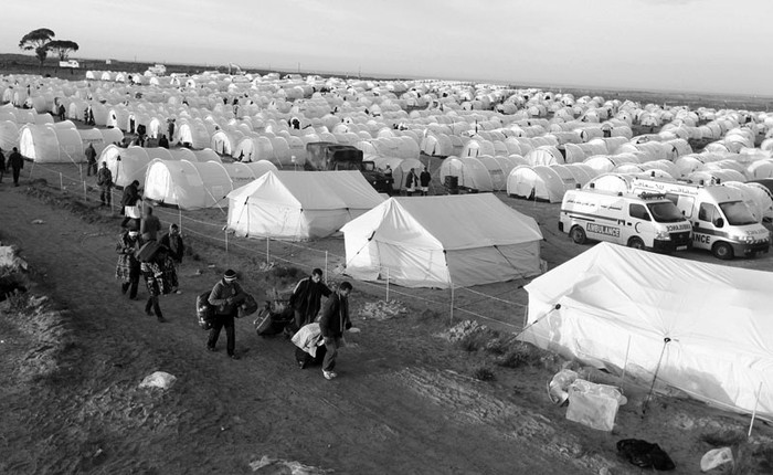 Residentes egipcios en Libia cargan con sus pertenencias mientras cruzan la frontera a Túnez donde se encuentra
un hospital de campaña en la frontera de Ras Jdir. · Foto: Efe, Mohamed Messara