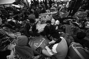 Un grupo de refugiados juega al dominó para entretener la espera en el puesto fronterizo de Salum, Libia,
mientras aguardan para pasar a Egipto.