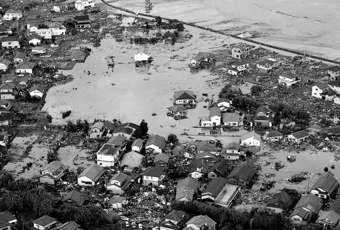 Vista aérea que muestra las casas destruidas en Iwaki (Japón) tras el tsunami provocado por el terremoto de 8,8 grados de magnitud que azotó al país hoy. · Foto: EFE, s/d de autor
