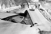 La policía redirije el tráfico en una autopista destruida tras el terremoto de 8,8 grados de magnitud que azotó a Japón hoy.