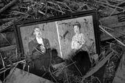 Retrato de los ex emperadores japonese, Hirohito y su esposa, enterrado entre escombros tras el paso del devastador tsunami que asoló la cosa este de Japón, en la localidad de Sendai.