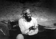 Fotografía de 1998 que muestra a Osama bin Laden, en una cueva de Jalalabad (Afganistán).