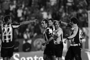 Los jugadores de Peñarol celebran la clasificación al vencer 2-1 a Internacional de Brasil 