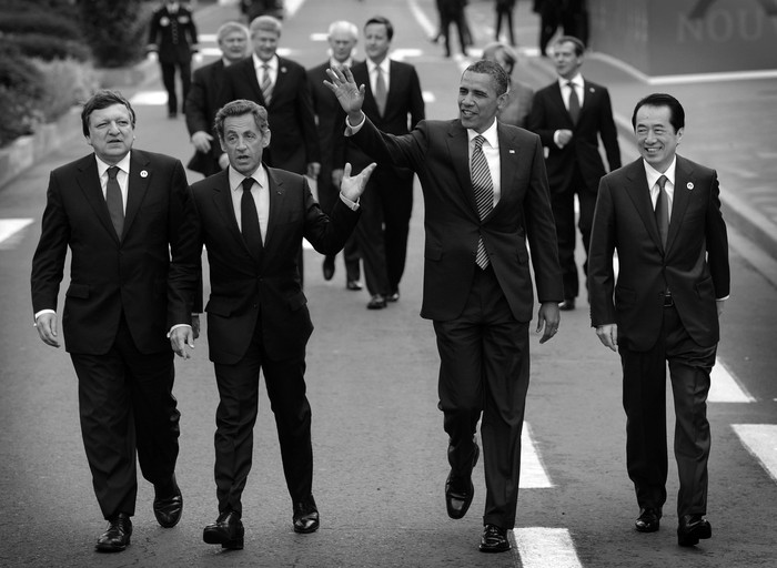 Los líderes del G8 se dirigen a almorzar durante un descanso de la cumbre que se celebra en Deauville, Francia.
 · Foto: Efe, Stefan Rousseau