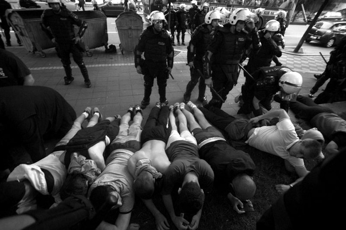 La Policía serbia arresta a simpatizantes del general serbobosnio Ratko Mladic que protestan en una calle de Belgrado.
 · Foto: Efe, Koca Sulejmanovic
