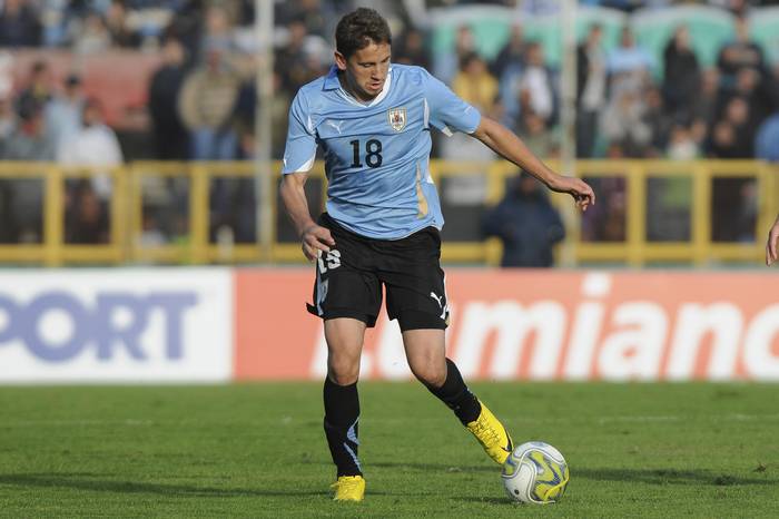 Gastón Ramírez, durante el partido Uruguay-Holanda, el 8 de junio de 2011, en el estadio Centenario. · Foto: Sandro Pereyra