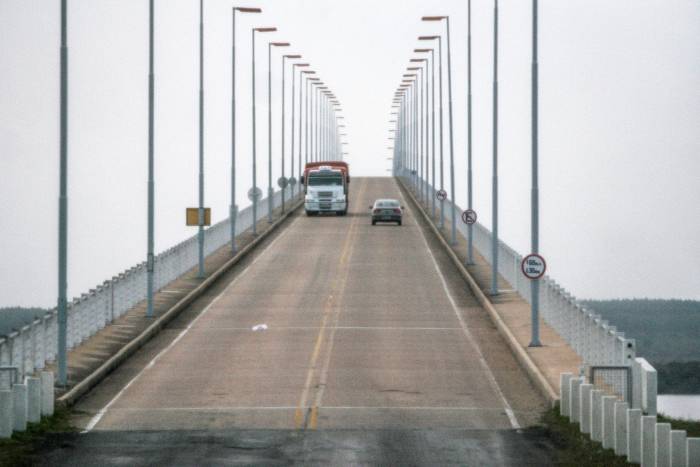 Puente Internacional San Martín en Fray Bentos, Rio Negro (archivo, julio de 2011). · Foto: Javier Calvelo, adhocFOTOS