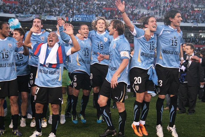 Los jugadores de la selección uruguaya, tras la obtención del título número 15, en la Copa América 2011. · Foto: Javier Calvelo