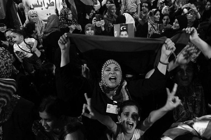 Libios celebrando, ayer, en la plaza Tahrir, en Bengasi, bastión de los rebeldes.  foto: efe, str · Foto: EFE, STR