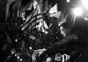 Cristina Fernandez de Kirchner
saluda a sus seguidores en la Plaza de
Mayo tras vencer en las elecciones.
