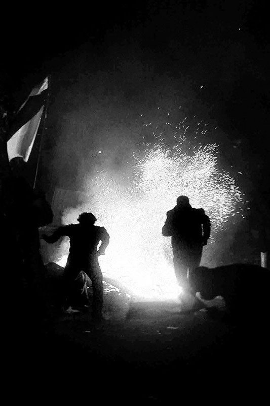 Manifestantes chocan con fuerzas de seguridad, ayer,
en la plaza Tahrir, en El Cairo (Egipto). · Foto: Efe, Mohamed Omar