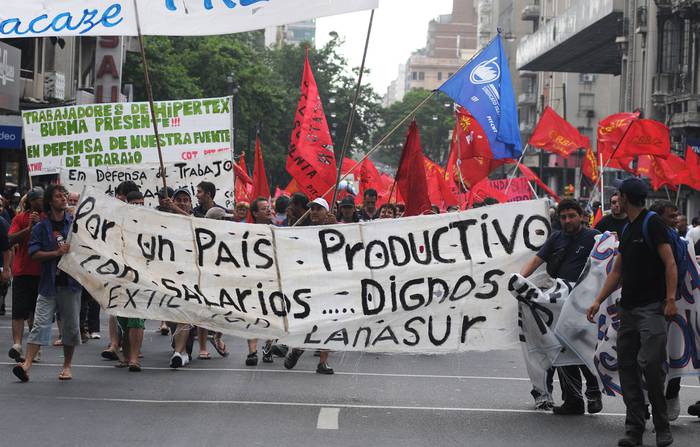 Movilización de UNATRA en Montevideo (archivo, noviembre de 2011). · Foto: Nicolás Celaya / adhocFOTOS