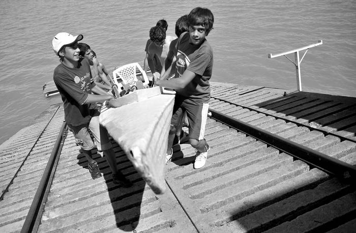 Jóvenes remeros en el club Colonia Rowing. · Foto: Javier Calvelo