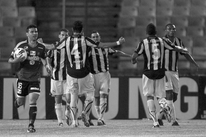 Los jugadores de Peñarol festejan el gol ante Caracas durante el partido de la primera fase de la Copa Libertadores, ayer, en Caracas (Venezuela). · Foto: Efe, Miguel Gutiérrez