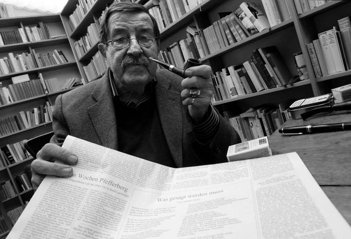 El escritor alemán Günter Grass muestra la publicación de su artículo sobre Israel, el jueves en su estudio en Behlendorf, Alemania. · Foto: Efe, Marcus Brandt