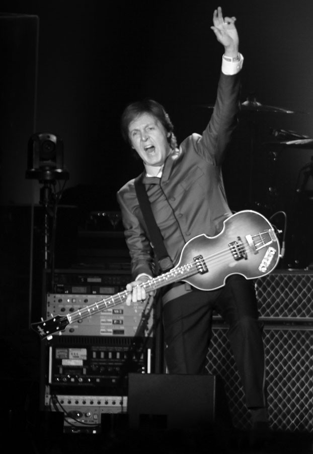 Paul McCartney, anoche en el estadio Centenario. · Foto: EFE, Iván Franco