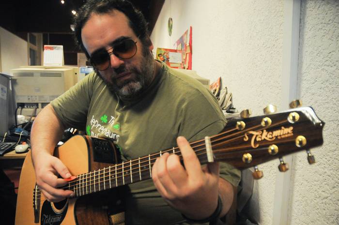 Gonzalo Curbelo, en la redacción de _la diaria_ (archivo, junio de 2012). · Foto: Sandro Pereyra