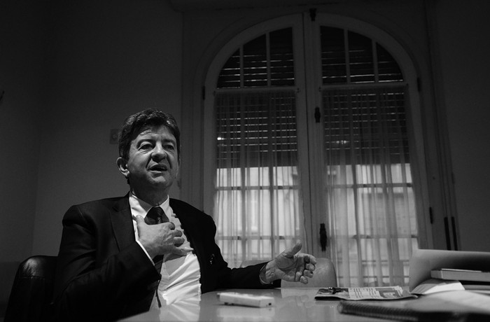 Jean-Luc Mélenchon, en la sede del Frente Amplio.  · Foto: Andrés Cuenca