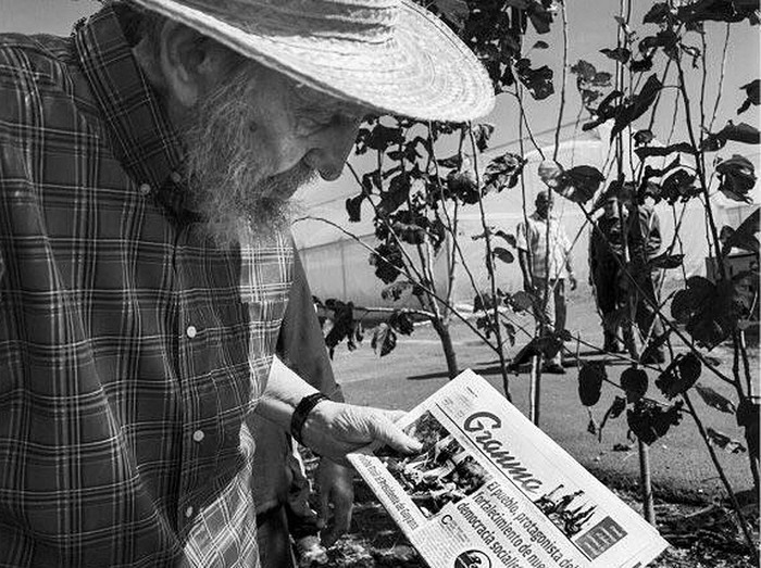 Fotografía sin fechar del ex presidente de Cuba Fidel Castro con una edicion del diario Granma del 19 de octubre de 2012.  difusión cubadebate, efe · Foto: Difusión Cubadebate, Efe