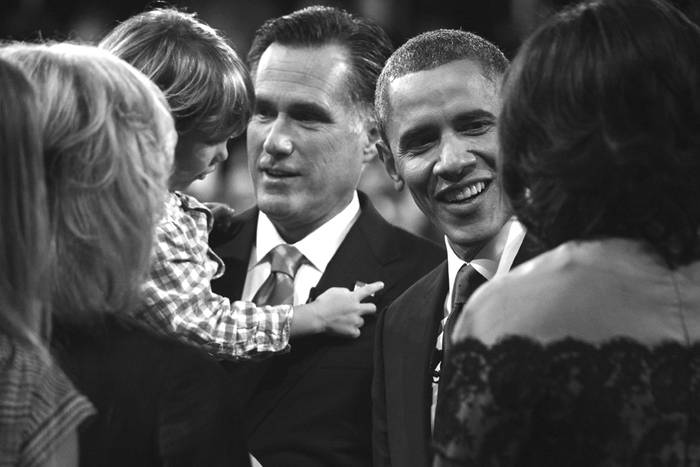 Mitt Romney y Barack Obama saludan a sus familias en la Universidad de Lynn, el lunes, al final del tercer debate presidencial.
 · Foto: Michael Rynolds, Efe, Pool