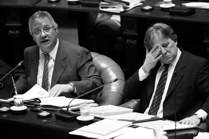 Los ministros Enrique Pintado y Fernando Lorenzo, ayer, durante la interpelación en el Senado. · Foto: Pedro Rincón