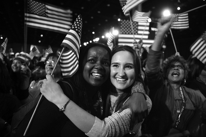 Seguidores de Barack Obama, celebran tras los resultados de las elecciones presidenciales en el McCormick Place en Chicago, Illinois.  · Foto: Shawn Thew, Efe 