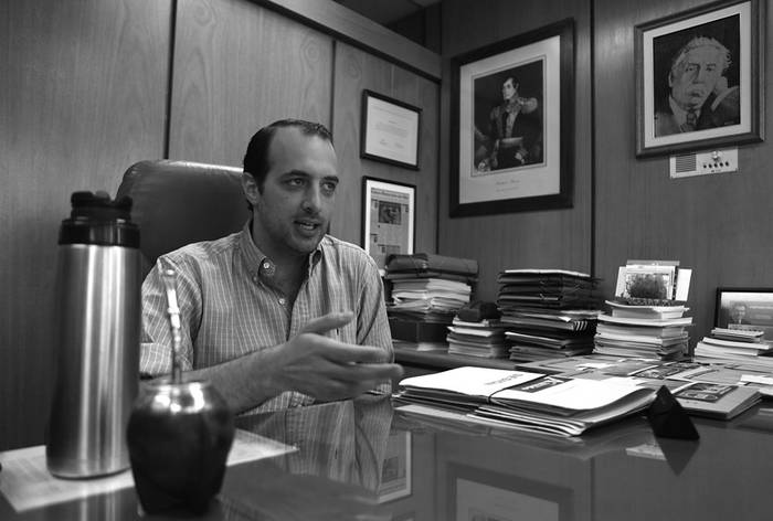 Fernando Amado en su despacho en el edifico Artigas, anexo del Palacio Legislativo, durante la entrevista. · Foto: Pedro Rincón