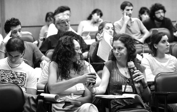 Asistentes a la conferencia, el viernes, en la Facultad de Ciencias Economicas y de Administración de la Udelar. · Foto: Nicolás Celaya