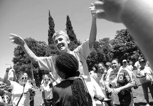 Eudosia Mujica, “la Vieja”, y las jugadoras de Deportivo Arachanas de Melo festejan la obtención del campeonato de fútbol femenino del interior, ayer, en el estadio de Juventud de Colonia.  · Foto: Pablo Nogueira
