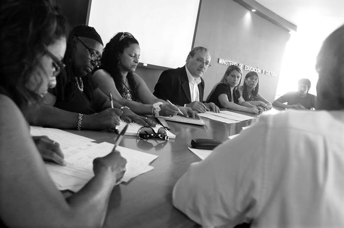Reunión de la Comisión contra el Racismo, la Discriminación y la Xenofobia, ayer, en la sede del Ministerio de Educación y Cultura. · Foto: Pablo Nogueira